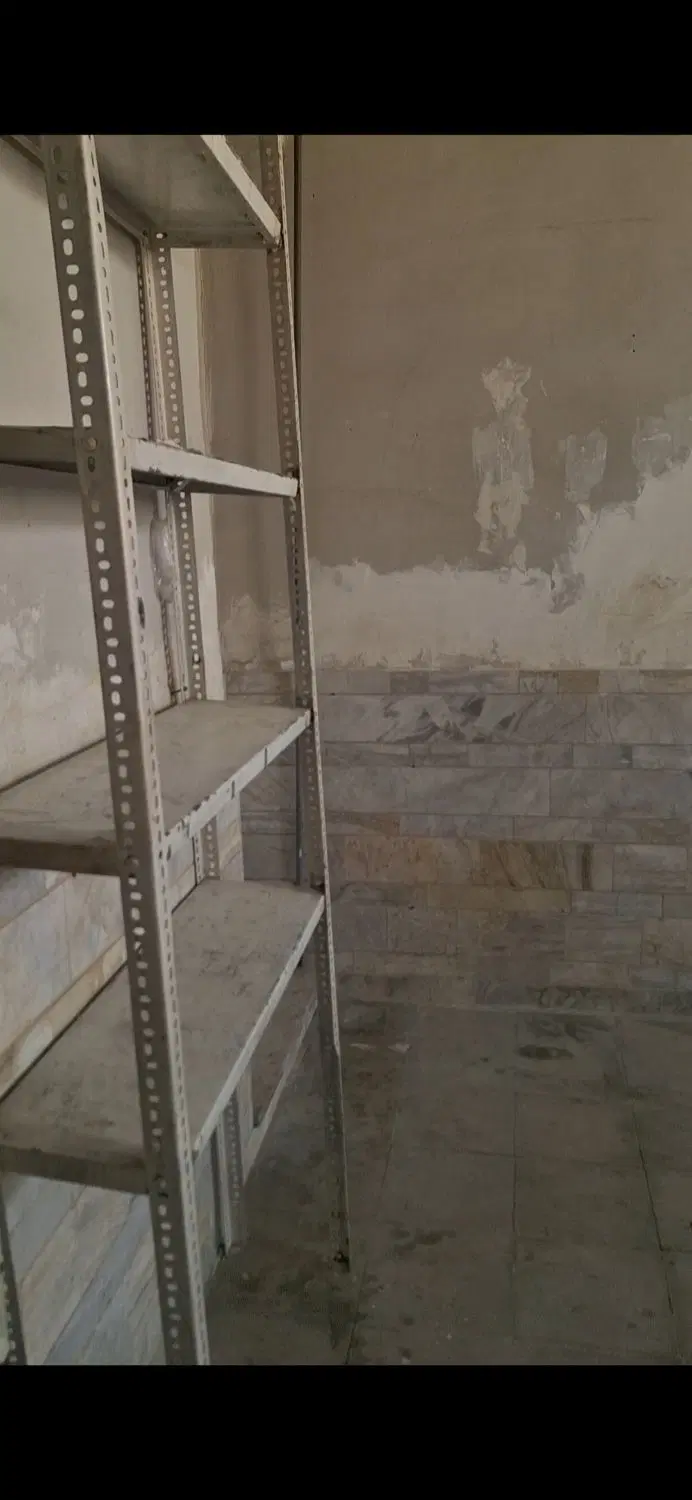 یک اتاق به یک خانم اجاره داده می شود