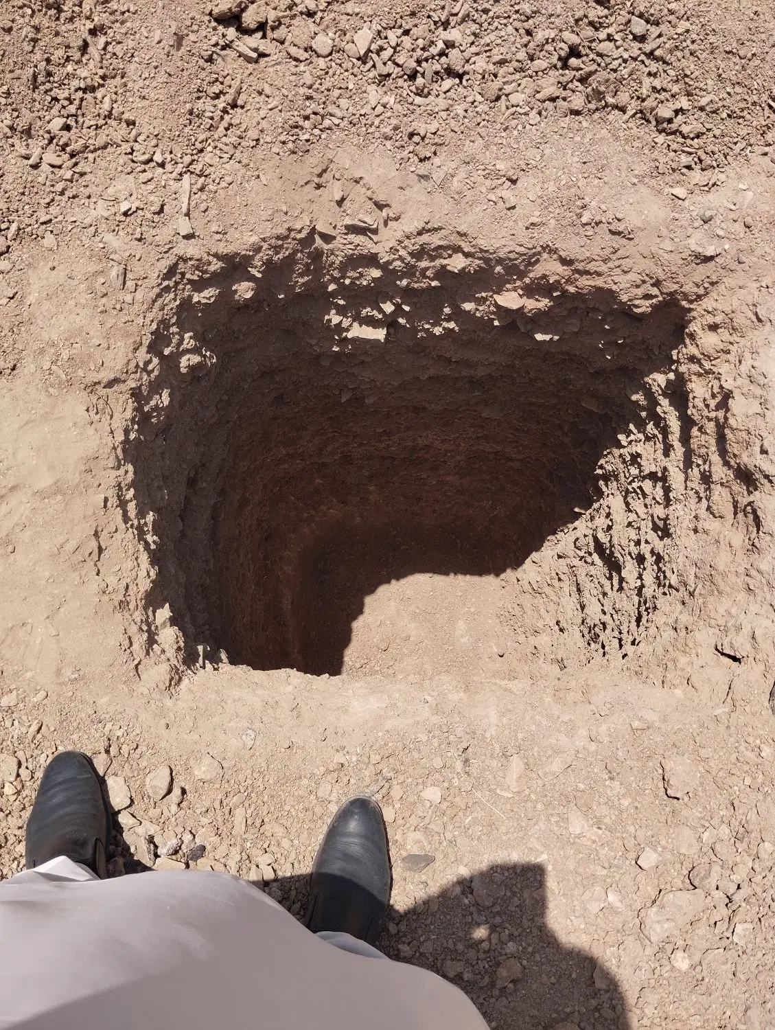 زمین سفیدک پشت نیروگاه خورشیدی
