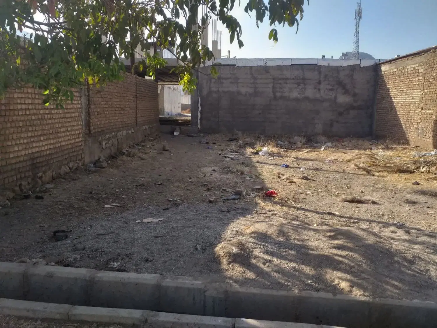 زمین ۱۷۰متری قلعه سنگی