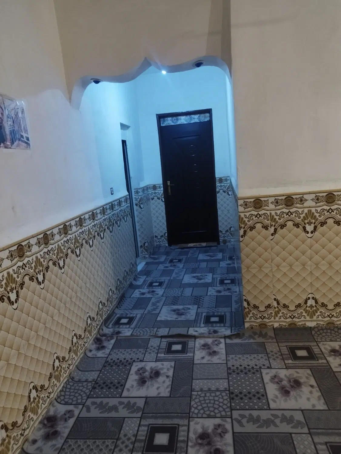 یک عدد خانه واقع در مسیر جنوبی به فروش میرسد