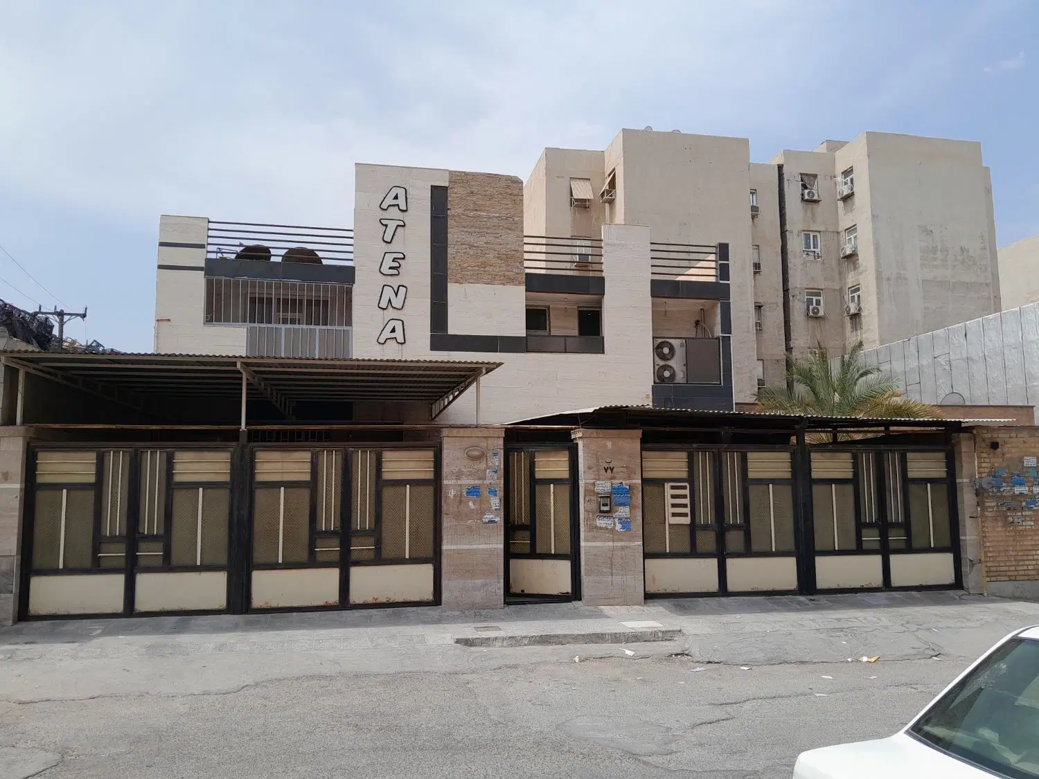 چهار واحدی همکف نبش خیابان.تجاری.. بهترین لوکیشن