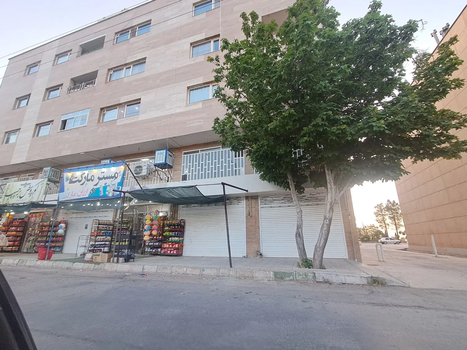 مغازه ۳۰ متری با بالکن ۱۵ متر