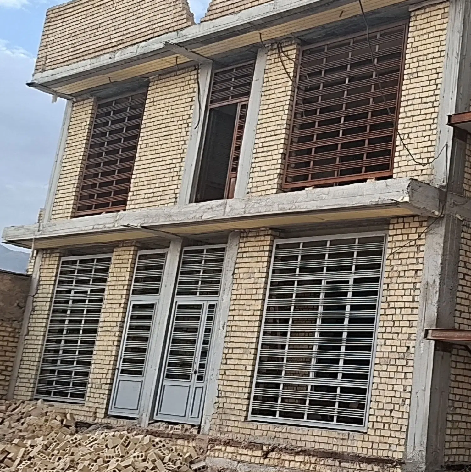 منزل مسکونی دو طبقه