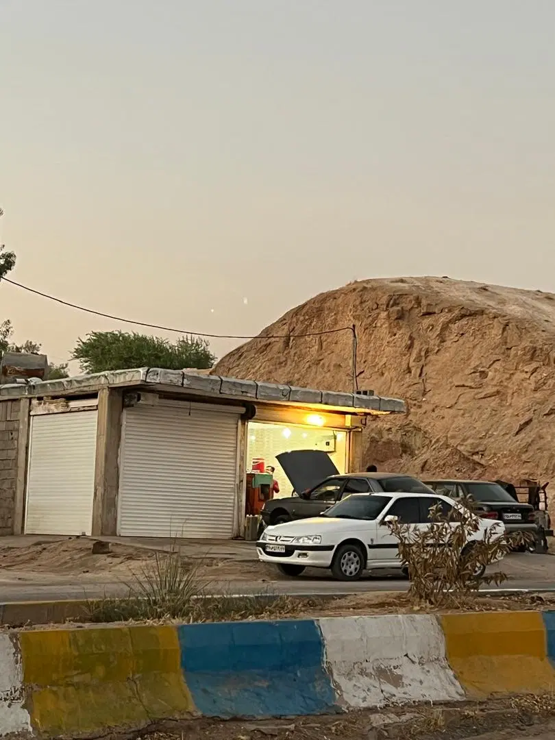 یک دهنه مغازه سر جاده اصلی هنرستان