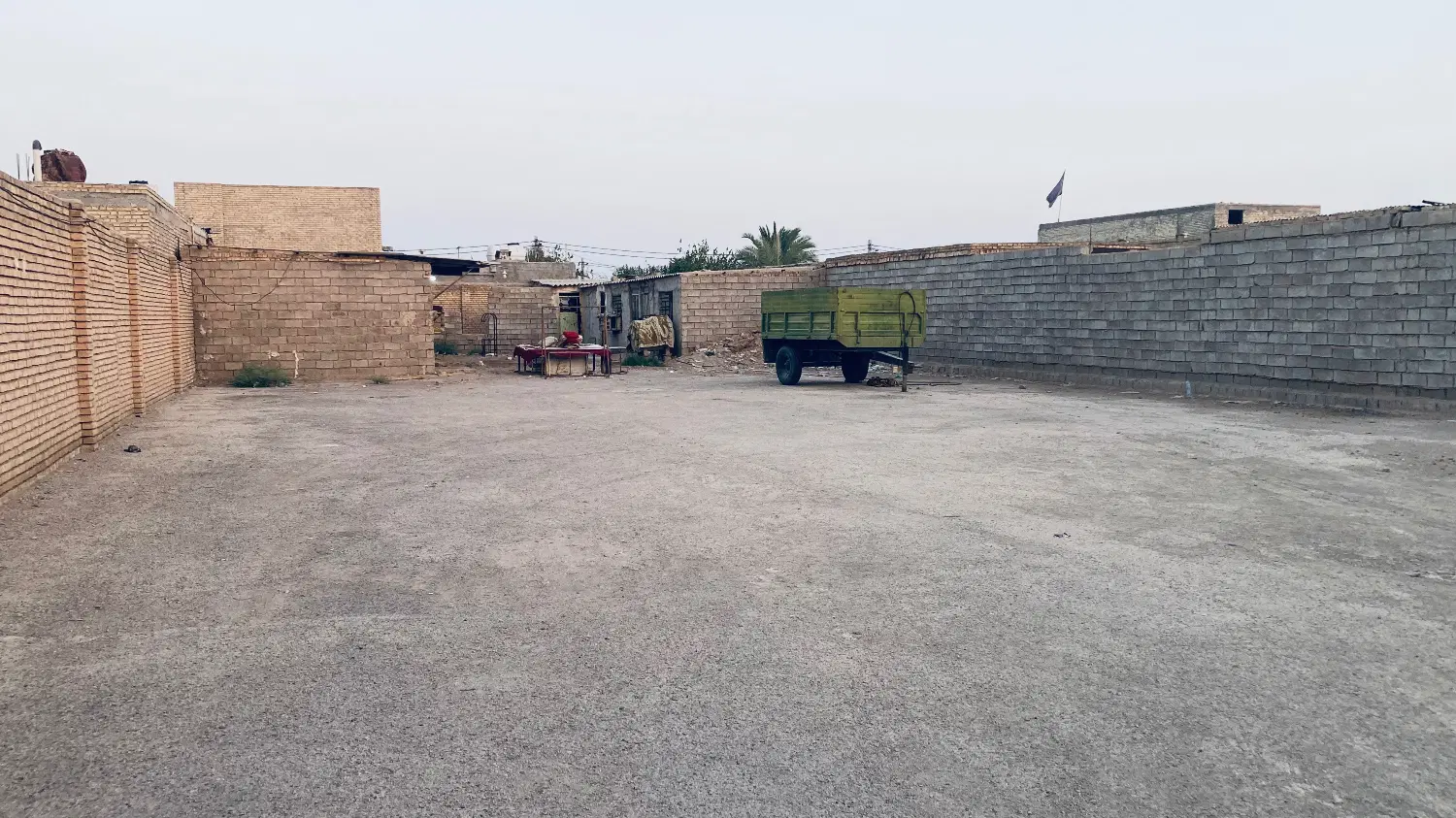 فروش گاراژ ۱۴۰۰ متری با سه مغازه در گمبوعه