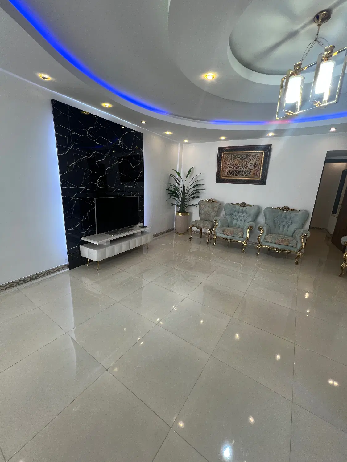 خانه ویلایی ۳ طبقه با پارکینگ ، بسیار شیک و‌تمیز