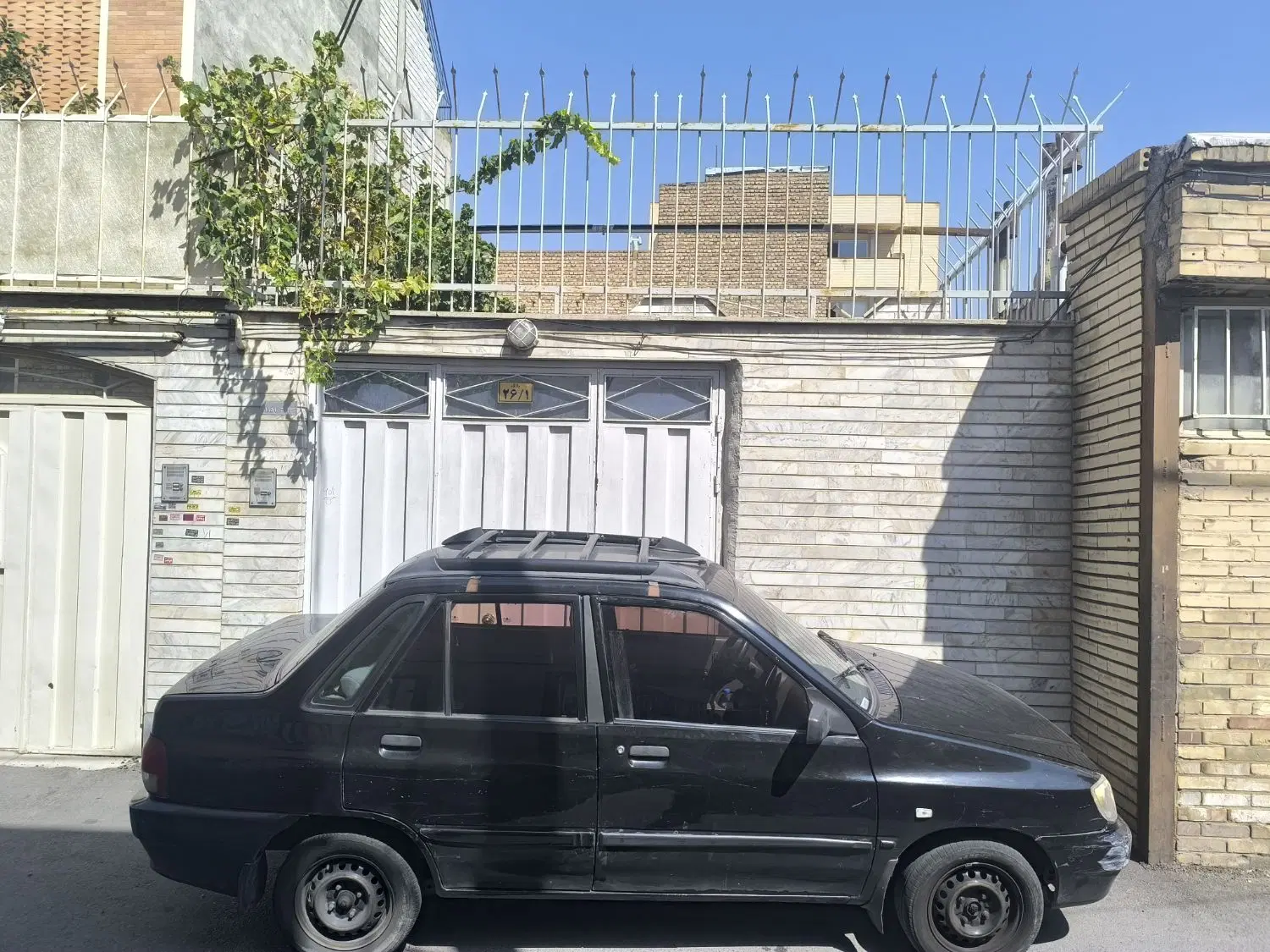 حیاط ۸۸ متر، اره‌گر، کوی مهران، ماشین داخل حیاط