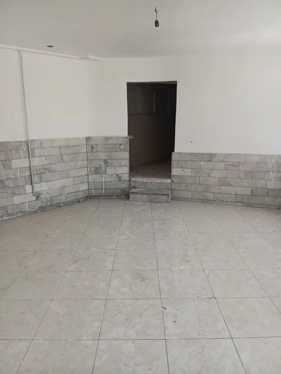 واحد اداری در بیست متری امام خمینی ره  نبش شهدا