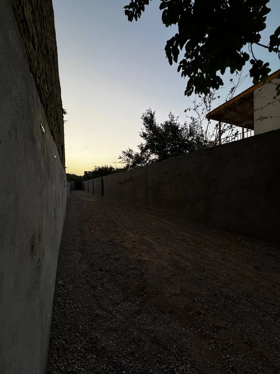 زمین ۸۵متری دور دیوار