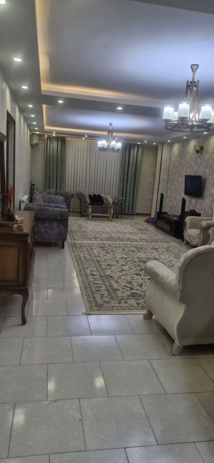 واحدترتمیز۱۲۲متری طبقه اول درمنطقه هشت