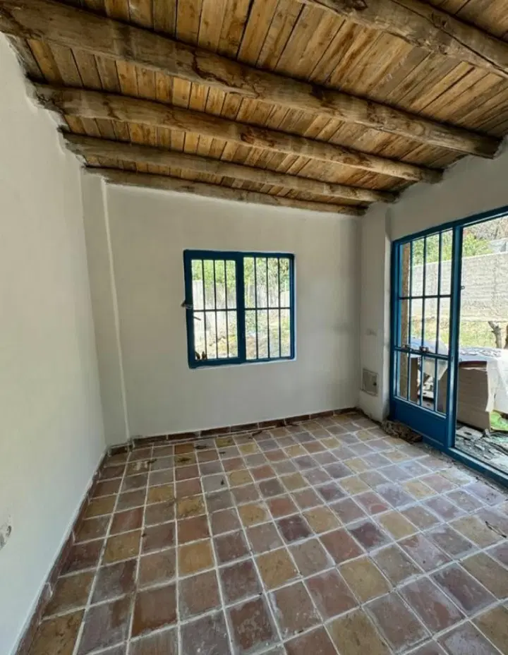 باغچه  چهاردیوار  بسیار ارزنده
