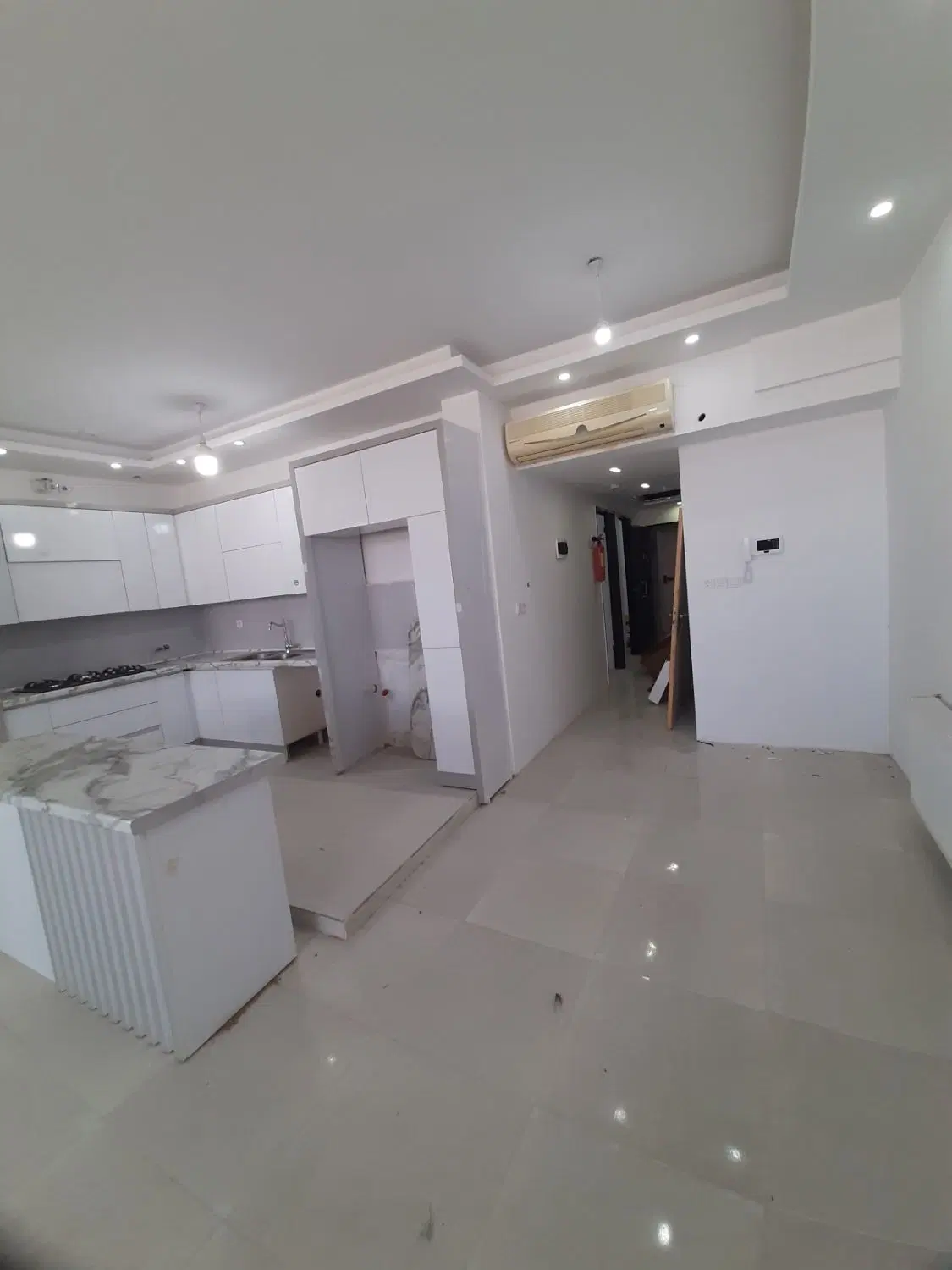 ۹۳ متر نوساز سند دار طبقه دوم پارکینگ و آسانسور
