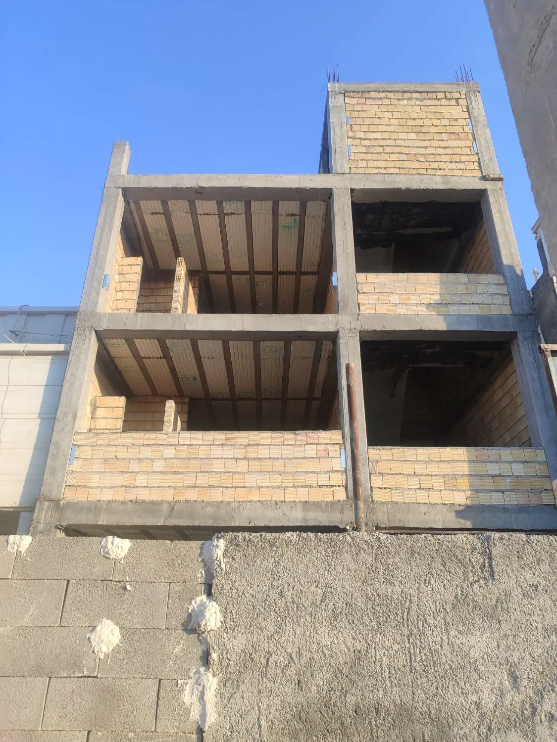 فروش سه طبقه مسکونی نیمه کاره