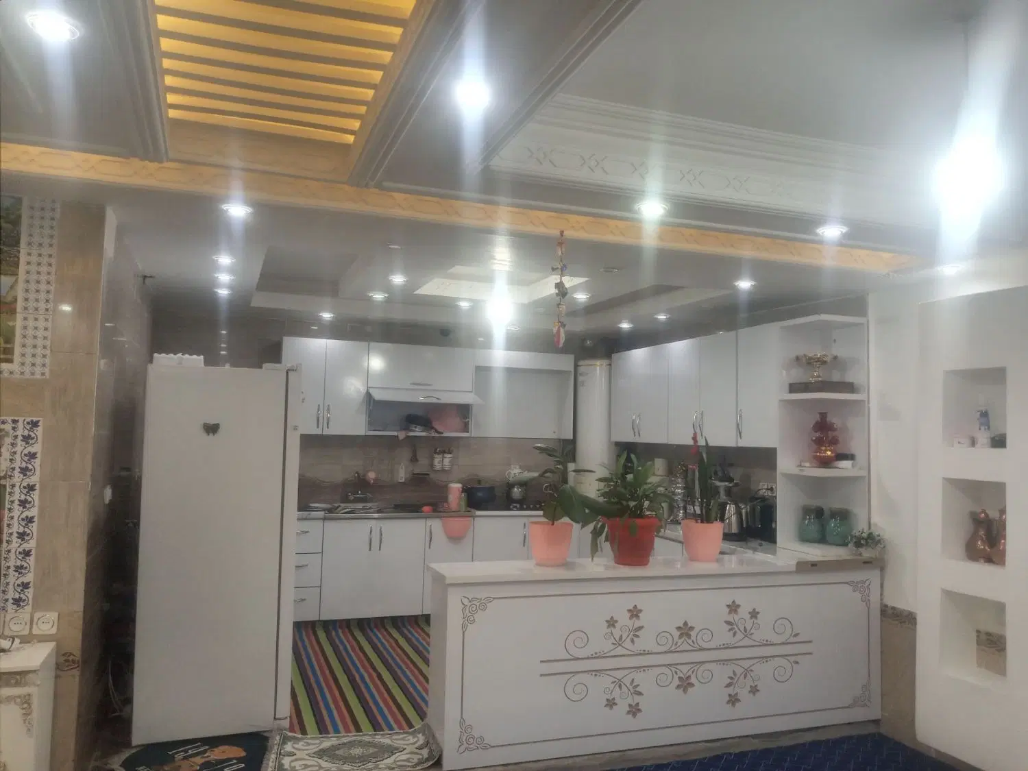 یک دستگاه خانه واقع دراخر گوشه زیرتابلوهای مزدک