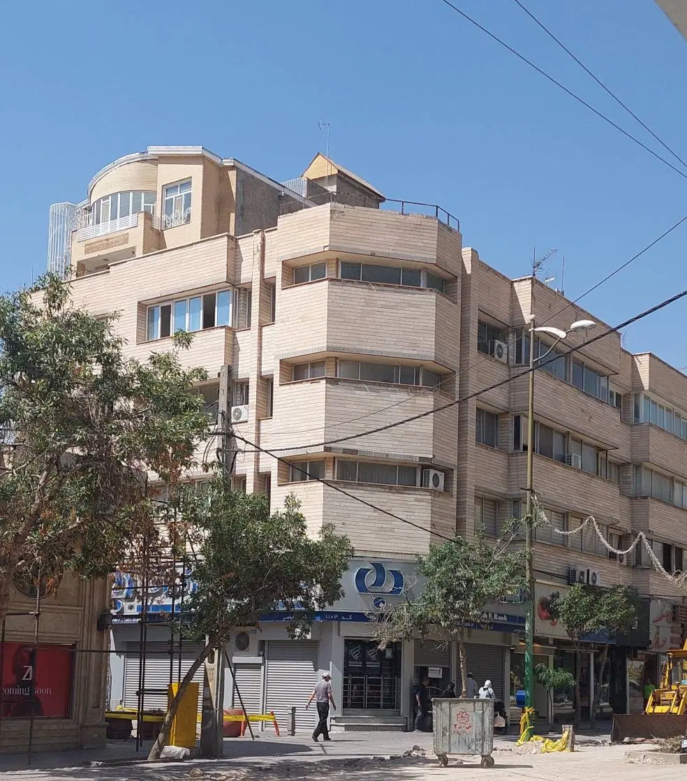 دفتر کار مشرف به سنگفرش ولیعصر