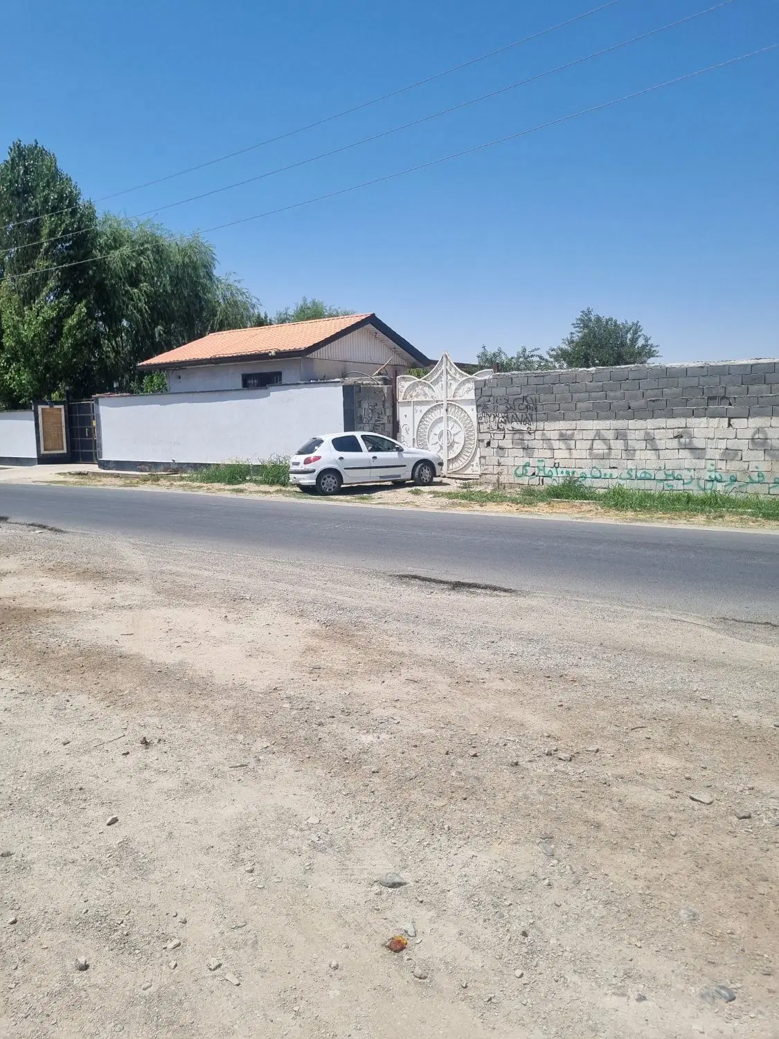 ۶۰۰ متر باغچه چهاردیواری با ۴۰ متر بنا بهر آسفالت