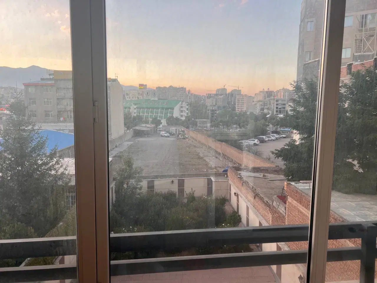 واحد ۱۴۱متر بغل رویال پارک طبقه ۲ فول
