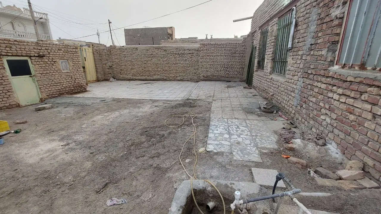 یک اتاق پذیرایی با مساحت حدودا ۴۰متر مربع