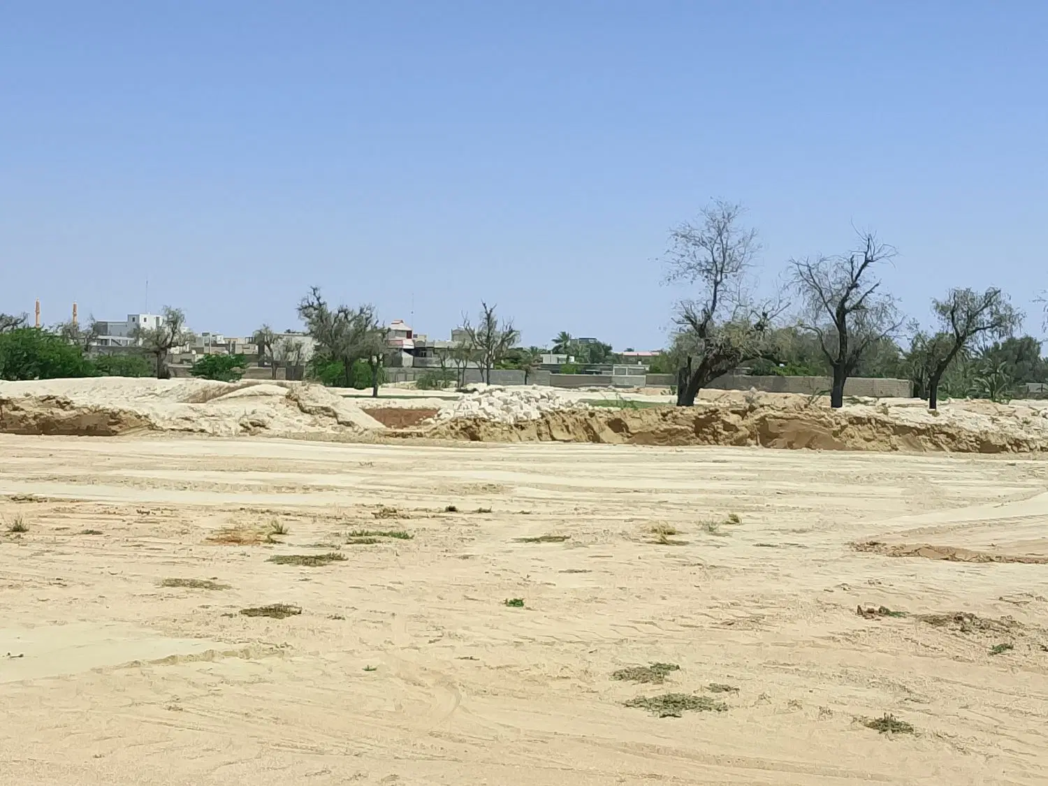 زمین رمکان پشت مدرسه دخترانه