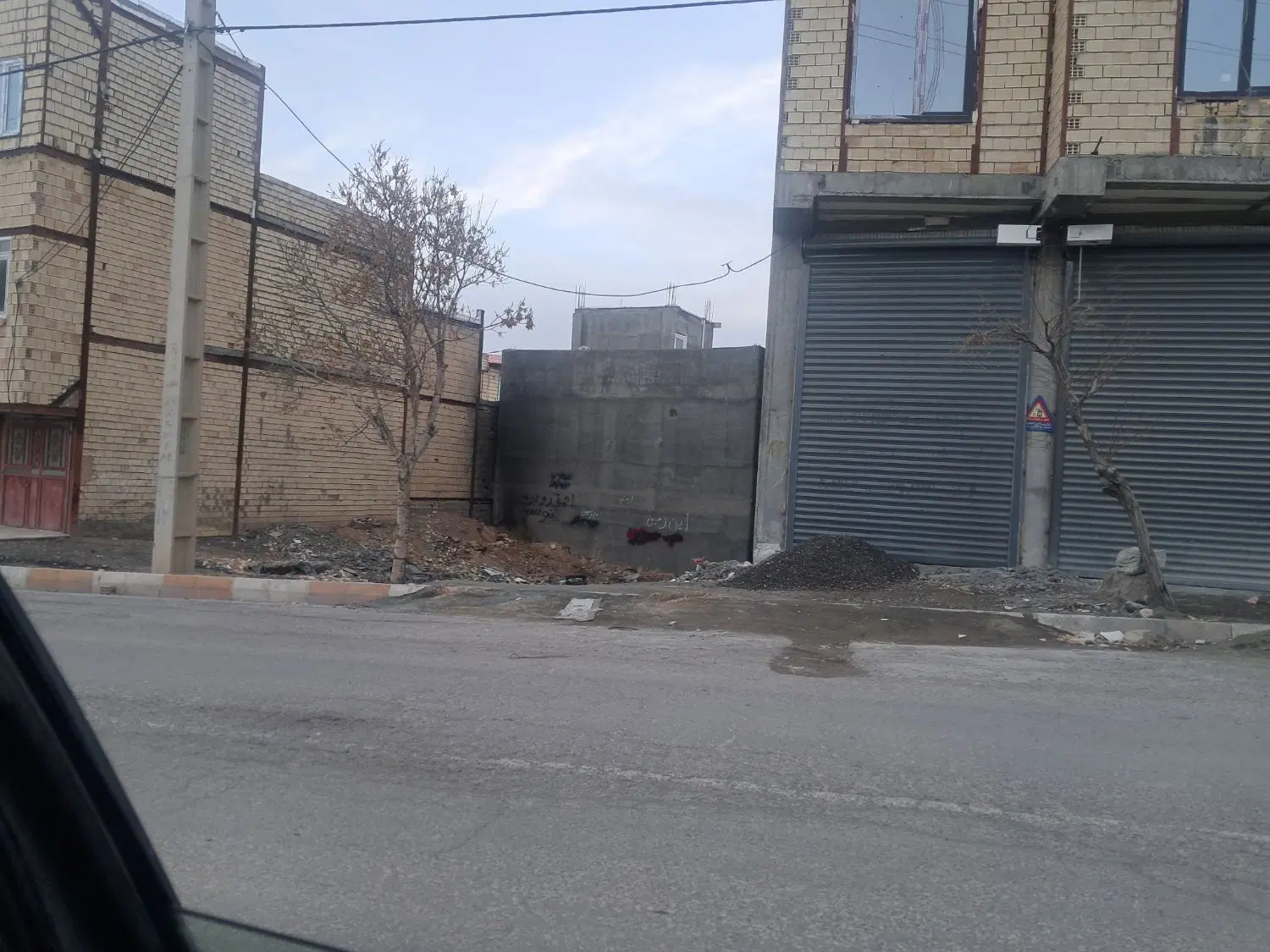 زمین روبروی شرکت گاز