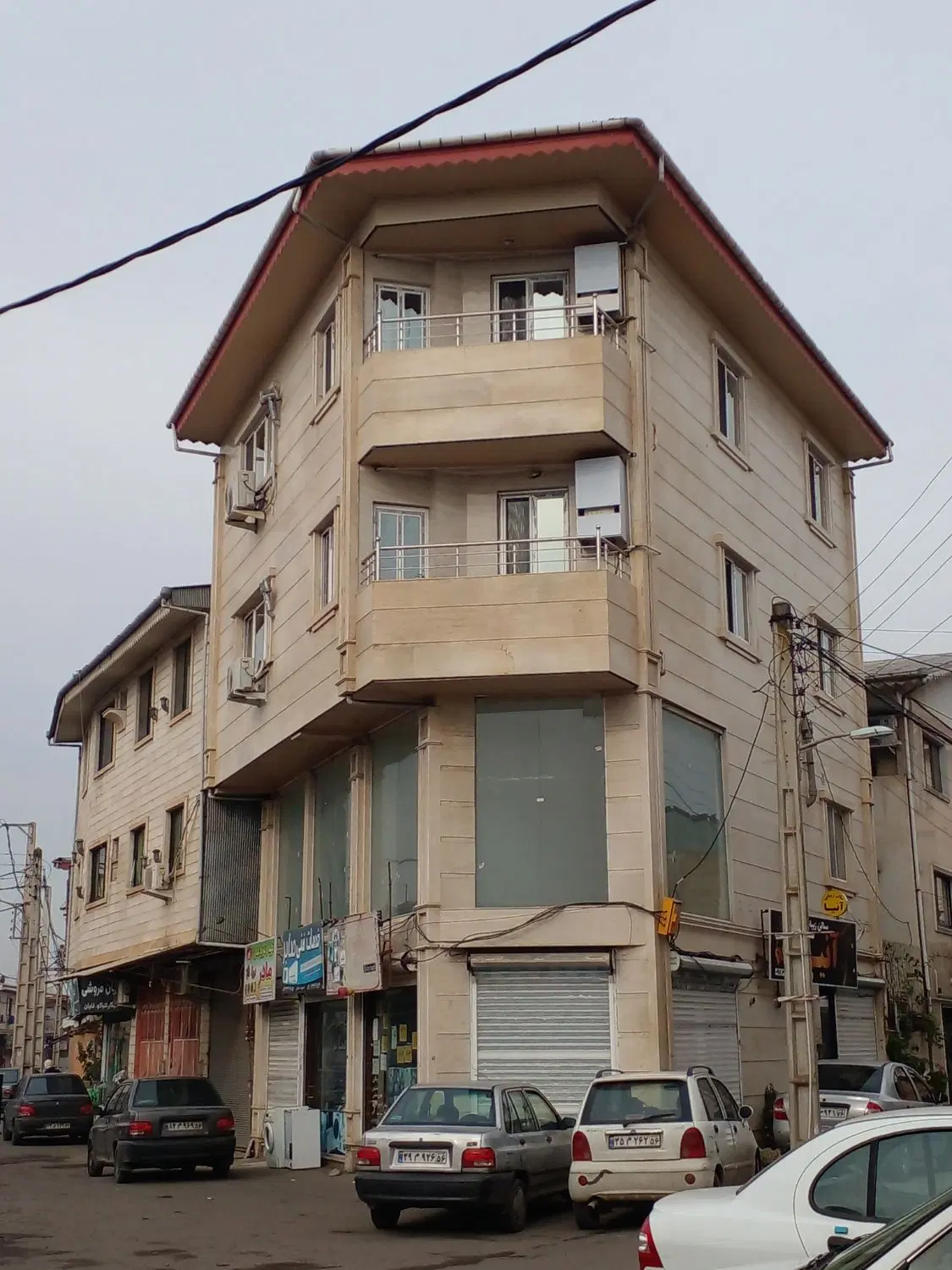واحد ۹۶متری بر خیابان اصلی شخصی