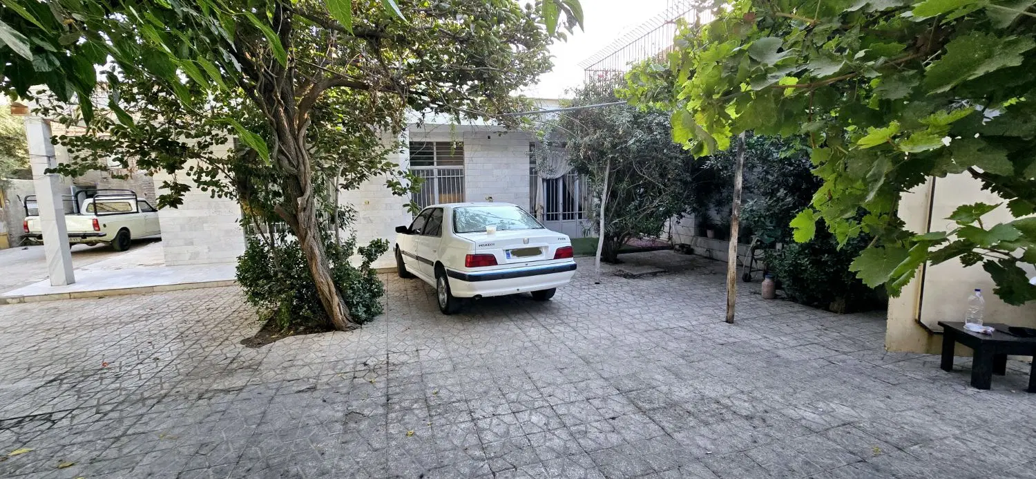 ملک فروشی