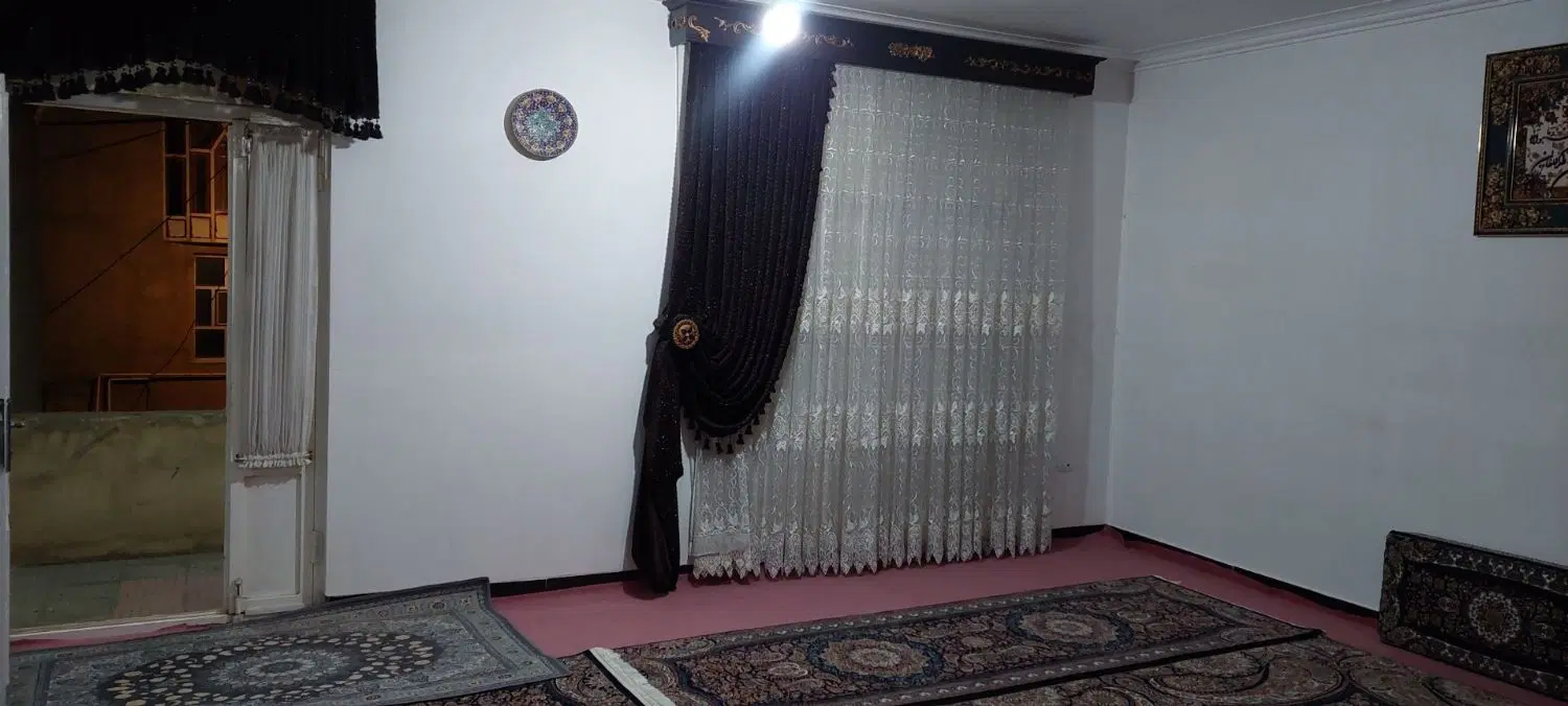 یک طبقه از یک خانه طبقه بالا رهن داده میشود