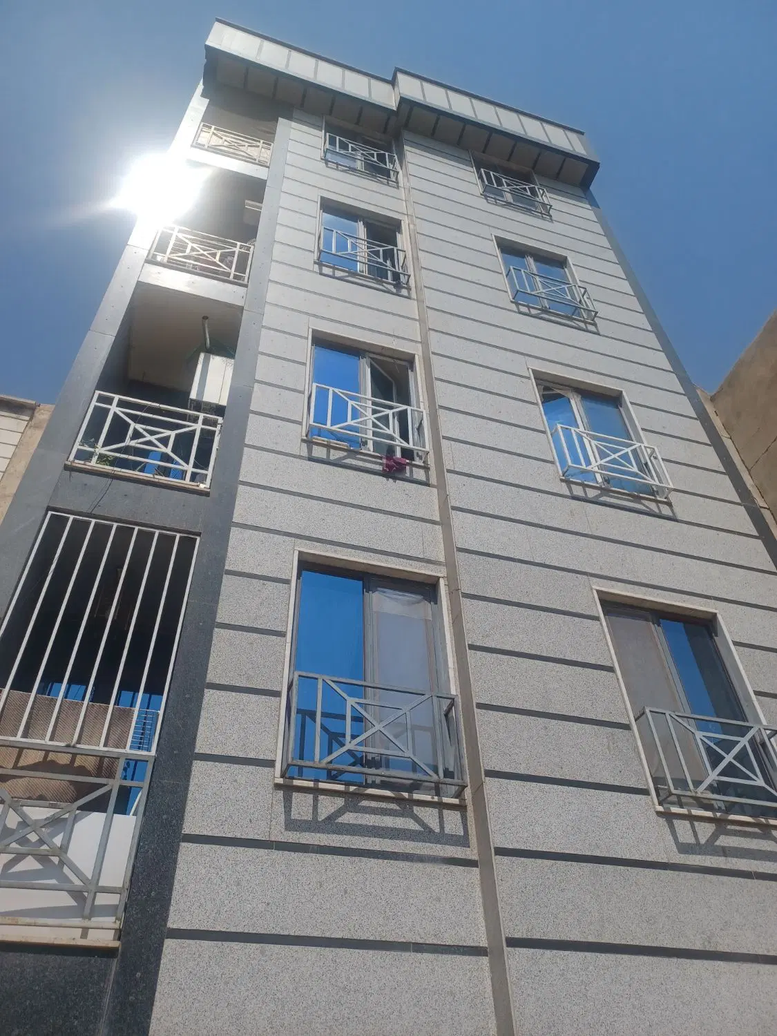 آپارتمان تکاوران جنوبی