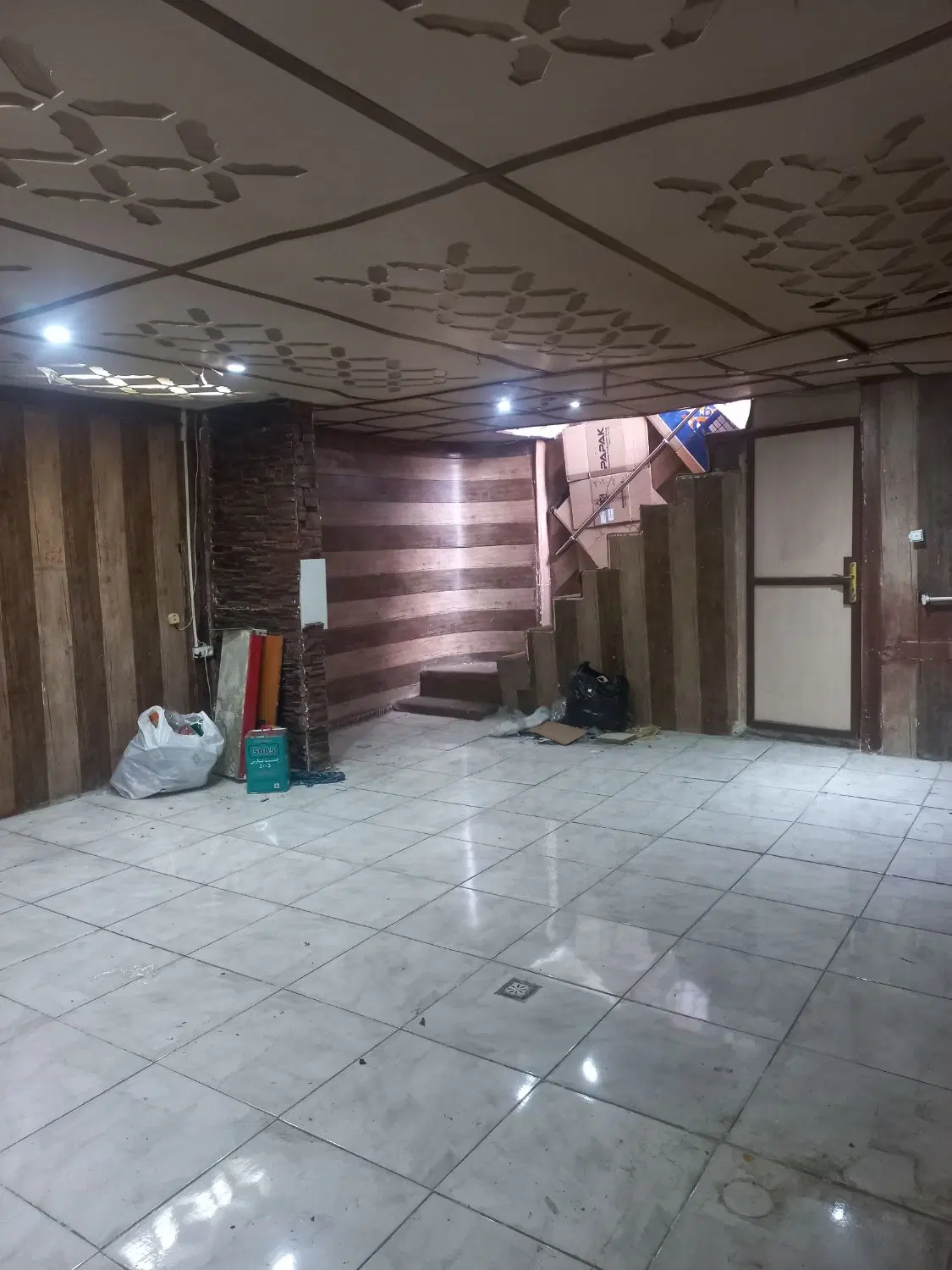 یک واحد زیرزمین تجاری