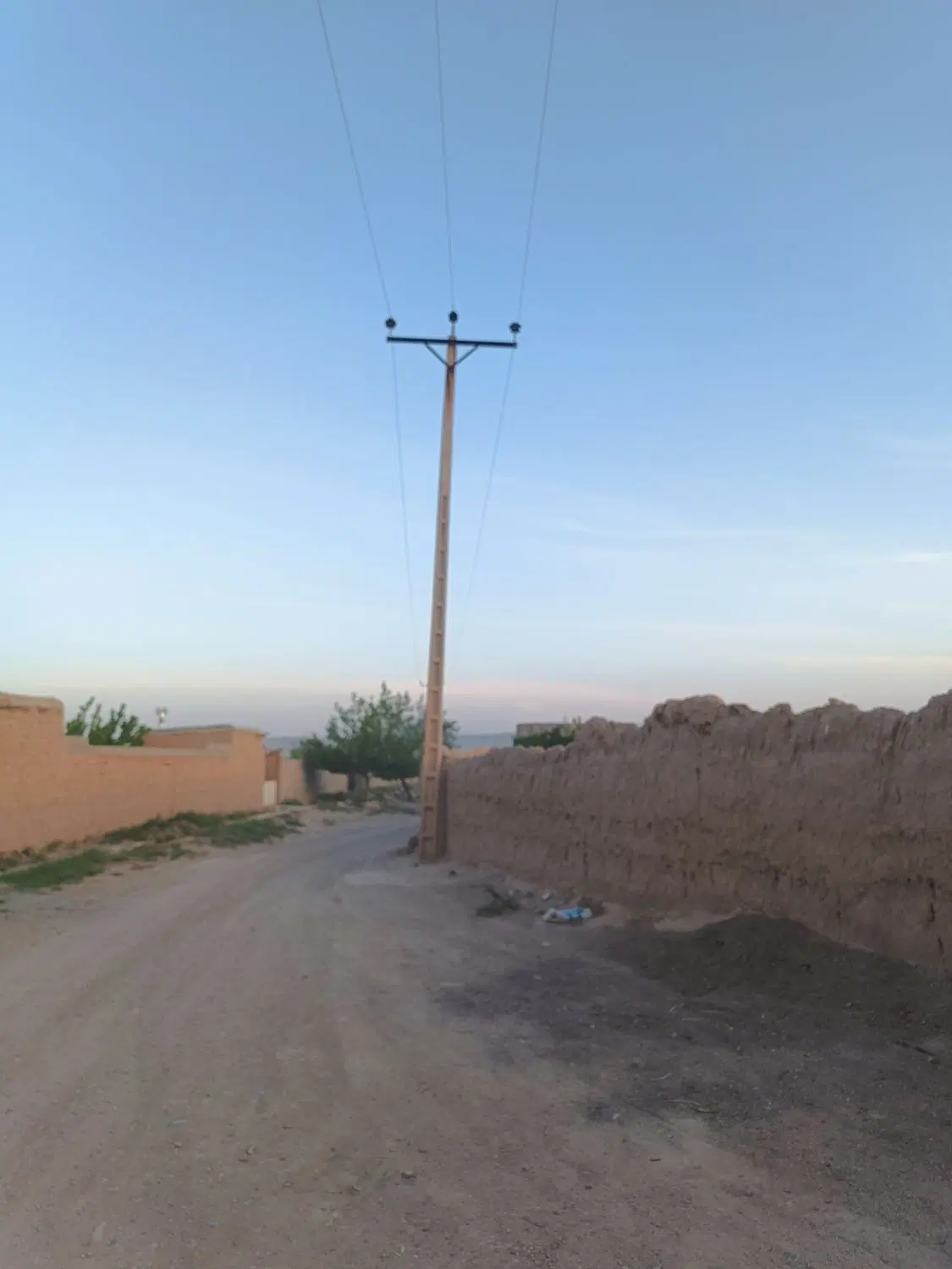 زمین نزدیک طرح هادی دیزج