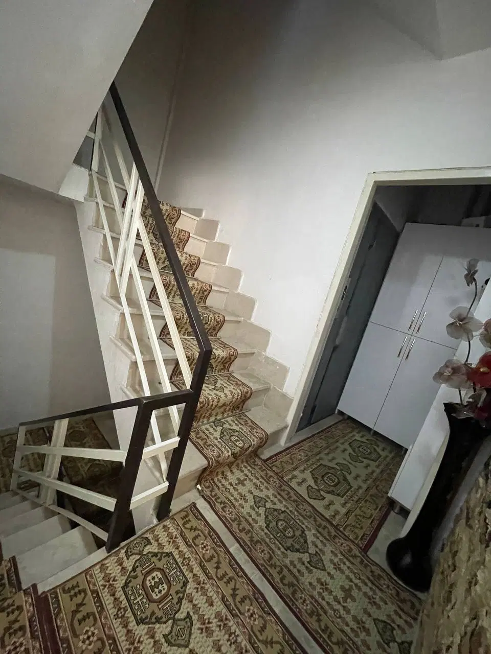 اپارتمان چهارطبقه که طبقه اول و دوم به فروش میرسد