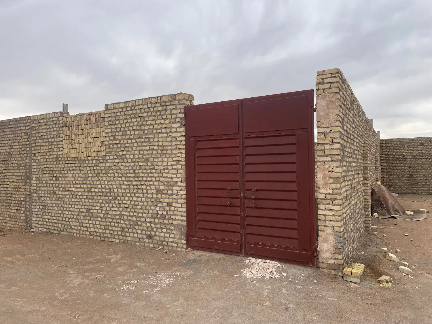 فروش زمین ۴ دیواری اماده سقف