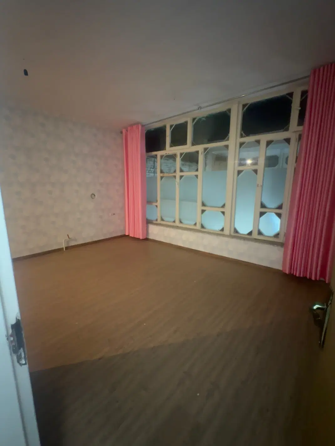 اجاره حیاط ۲ طبقه نصف راه بر کوچه باغ ۹ اتاق