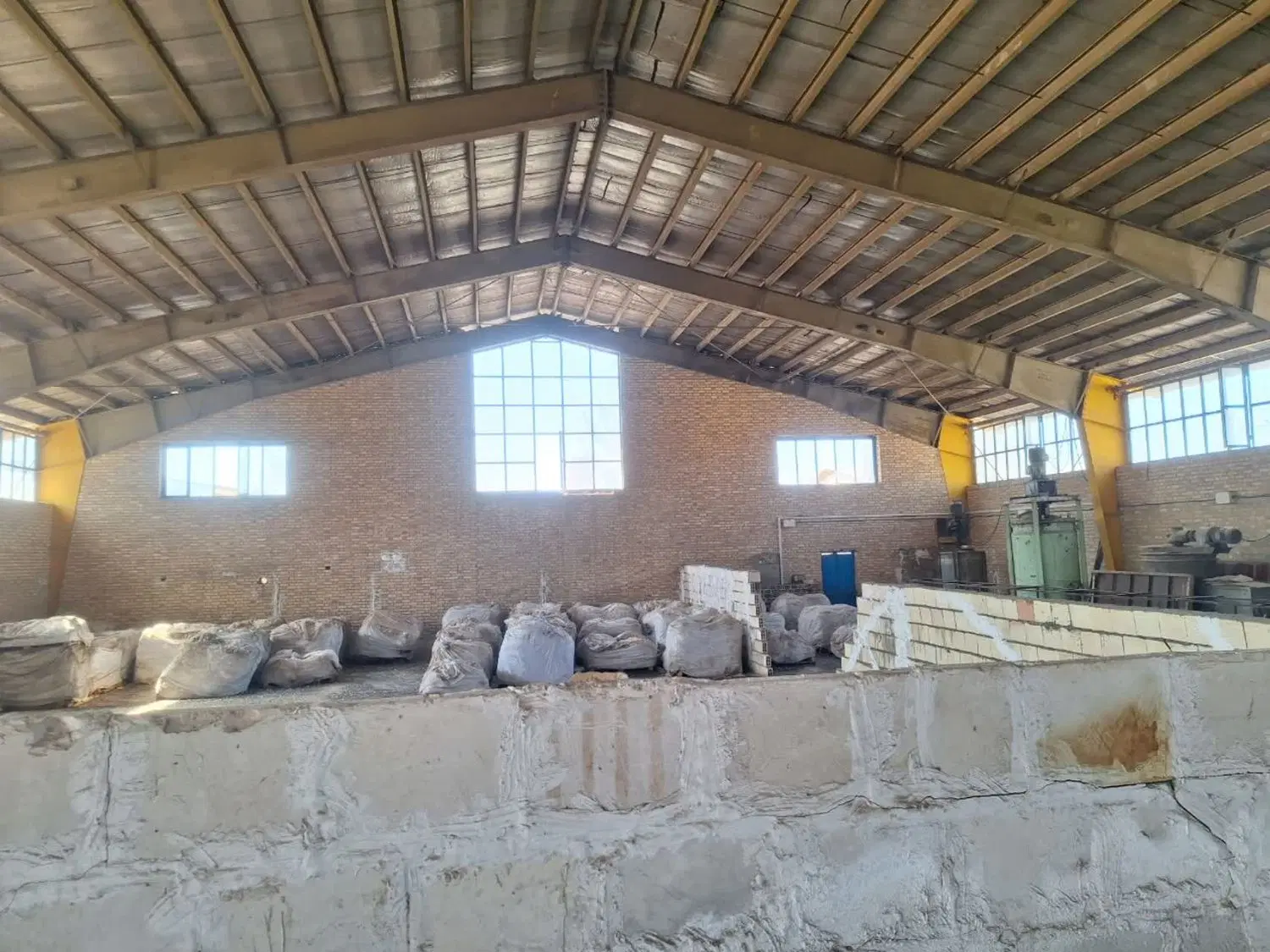 کارخانه با سوله ۱۱۰۰ م شهرک صنعتی چرمشهر . سالاریه
