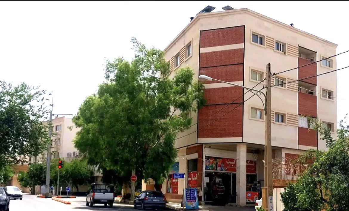 مغازه ۱۴۳ متری ۵۷ متر کف ۵۳ متر بالکن ۲۰ متر فضا