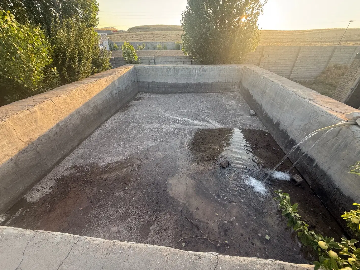 باغ در اسپیران بر جاده اصلی