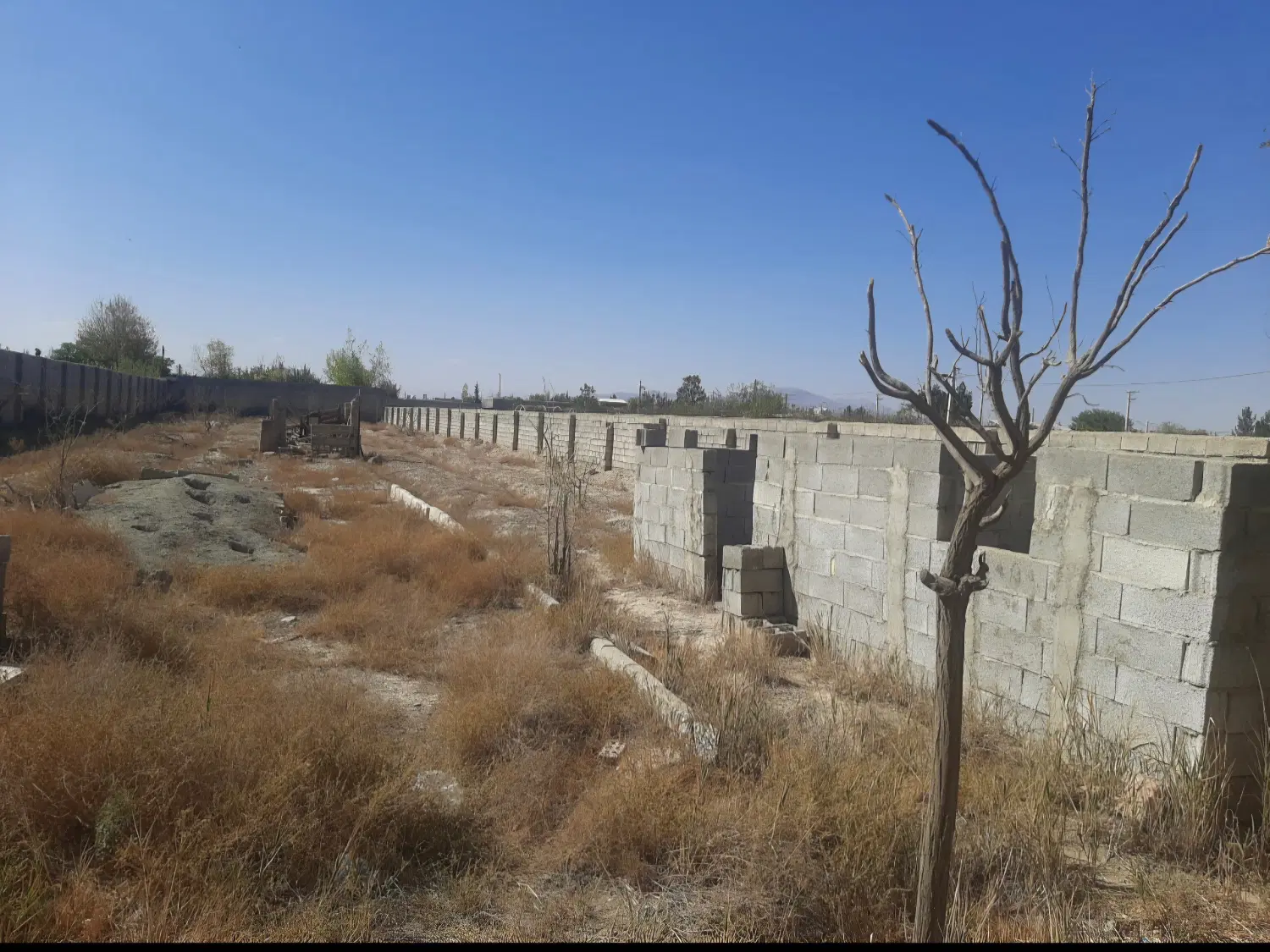 زمین چار دیواری