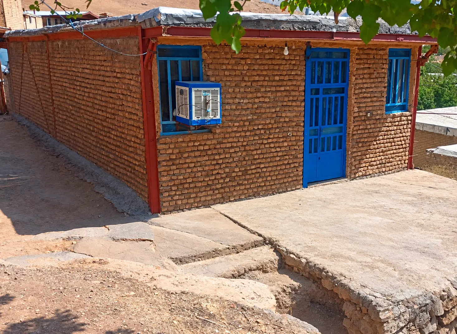 فروش خانه مسکونی همراه با حومه در روستای دکاموند