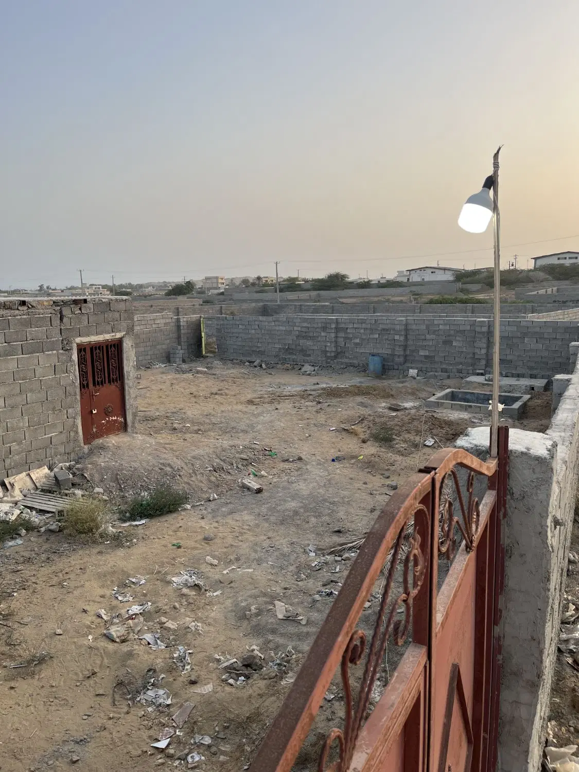 فروش زمین ۳۰۰ متری چهار دیواری به همراه خانه