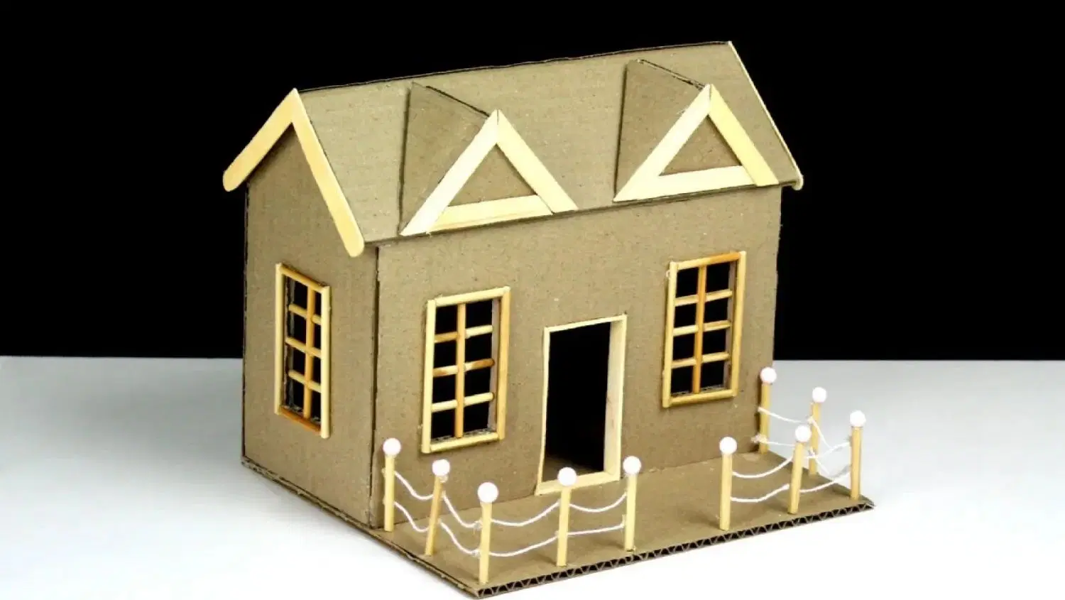 حیاط اپارتمان لیلابی