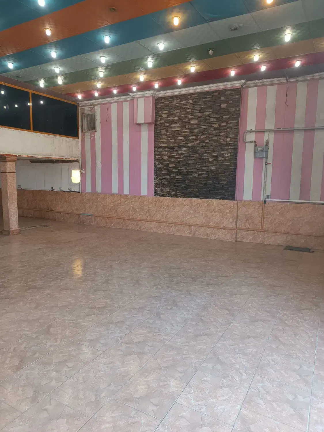 اجاره مغازه ۱۴۵ متر ،بر جاده ساوه دور میدان