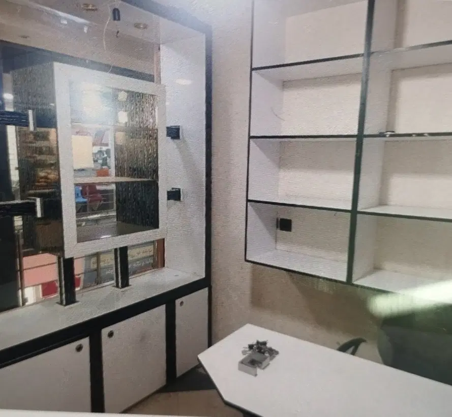 یک باب مغازه ده متری