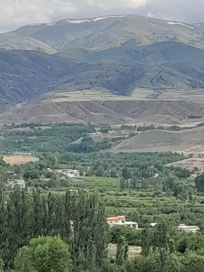 زمین در حیق مشگین‌شهر بر جاده تازه احداث