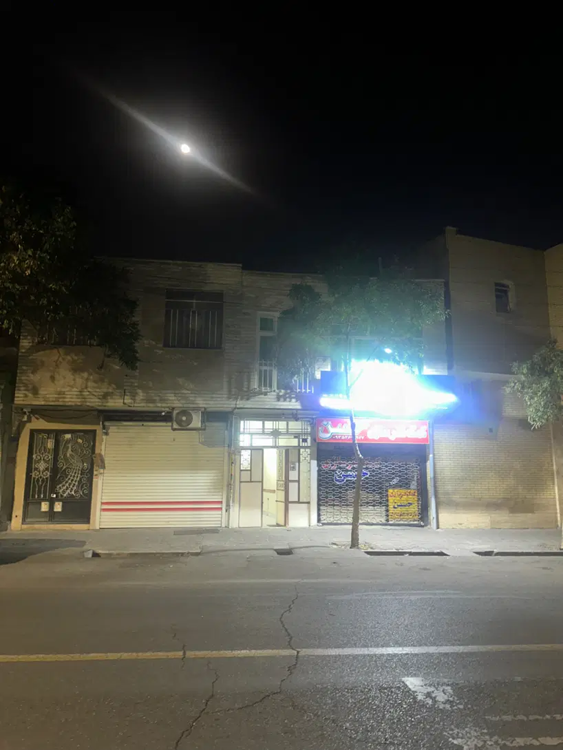 حیاط دو طبقه بر نصف راه کوچه باغ ۹ اتاق