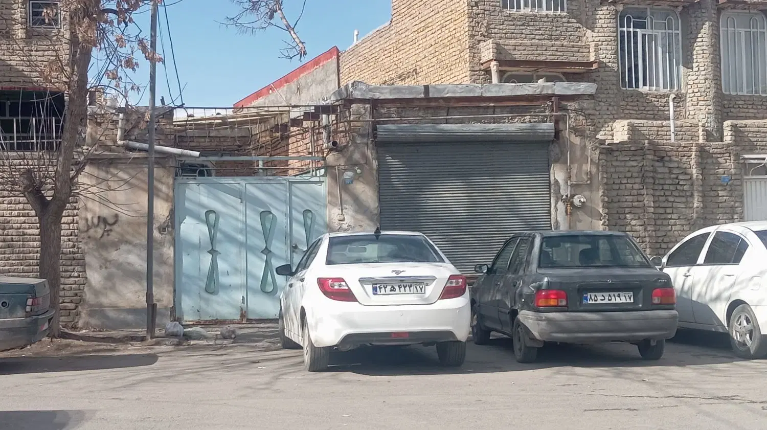 حیاط کلنی نشیمن با بر 8متر واقع دربر خیابان نور
