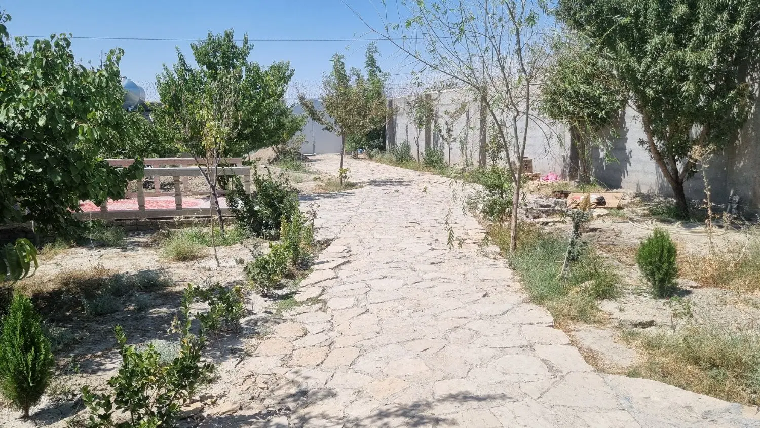 باغچه با استخر آبگرم