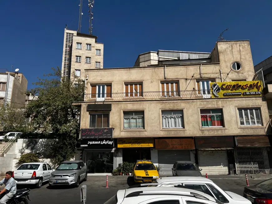 فروش  سه دانگ مشاع از مستغلات بر خ استاد مطهری