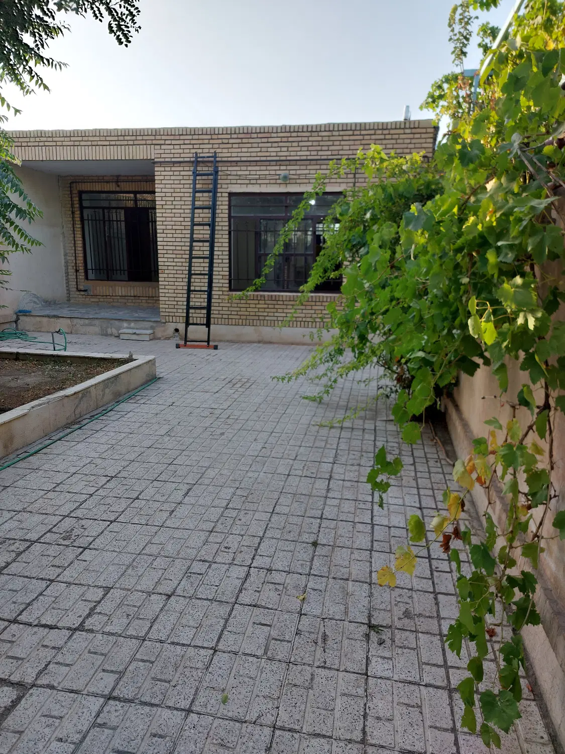 ویلایی دربست ۲۰۰ متر زمین ۱۱۰ متر بنا