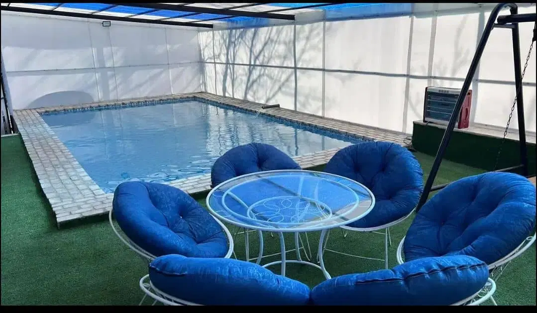 کد 753، استخرابگرم جکوزی بیلیارد ، تیم رنت گاردن