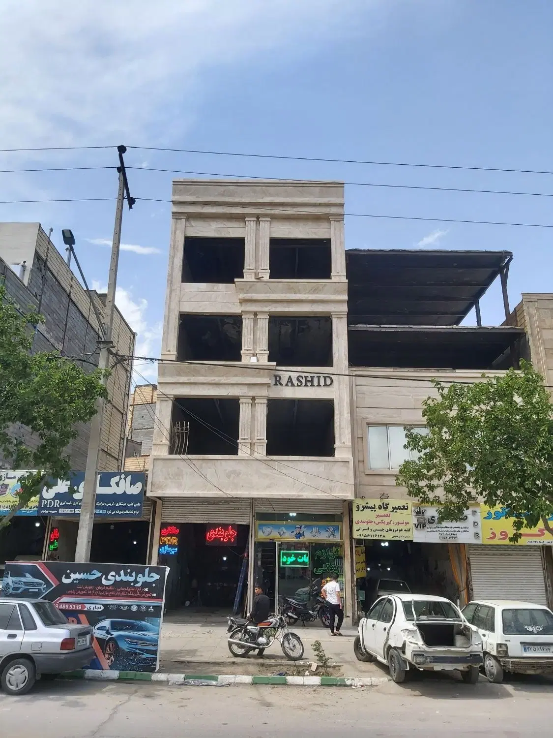 یک باب مغازه شیک و تمیز لوکس